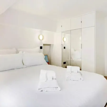 Luxurys 2br Front Notre Dame Cathedrale